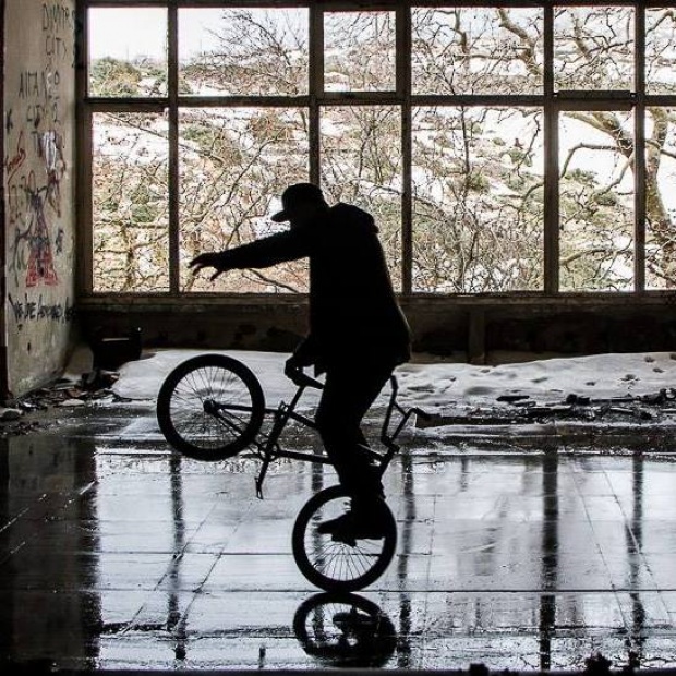 O George Kikos θα σου δείξει πως με ένα ποδήλατο όλα μπορούν να συμβούν