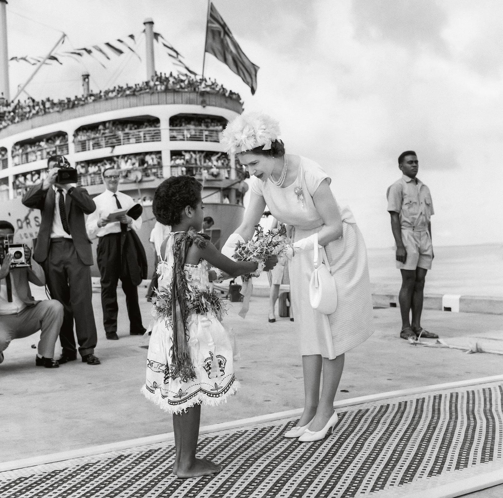  Mirrorpix // Caption:Το καλωσόρισμα της Βασίλισσας στα Φίτζι, 1963 // Photo: Freddie Reed