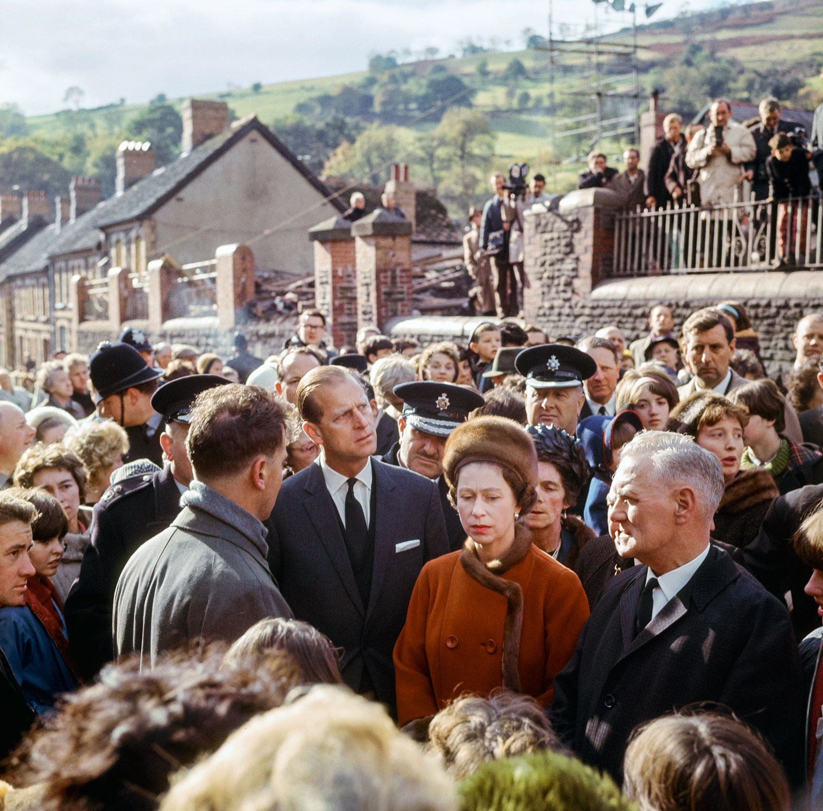  Mirrorpix //Caption: Επίσκεψη στο χωριό των ανθρακωρύχων στο Aberfan της Ουαλίας, μετά την κατάρρευση στοάς που στοίχισε τη ζωή 144 ανθρώπων, το 1966. Photo: ανώνυμος