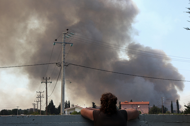 Αναζωπύρωση της πυρκαγιάς στο Καπανδρίτι 