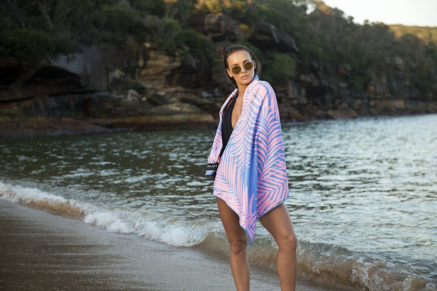 Tesalate Η πετσέτα θαλάσσης που διώχνει την άμμο