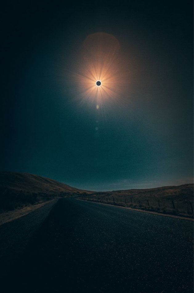 13 φωτογραφίες φαινόμενο από την ολική έκλειψη ηλίου