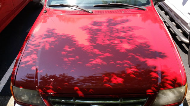 13 φωτογραφίες φαινόμενο από την ολική έκλειψη ηλίου