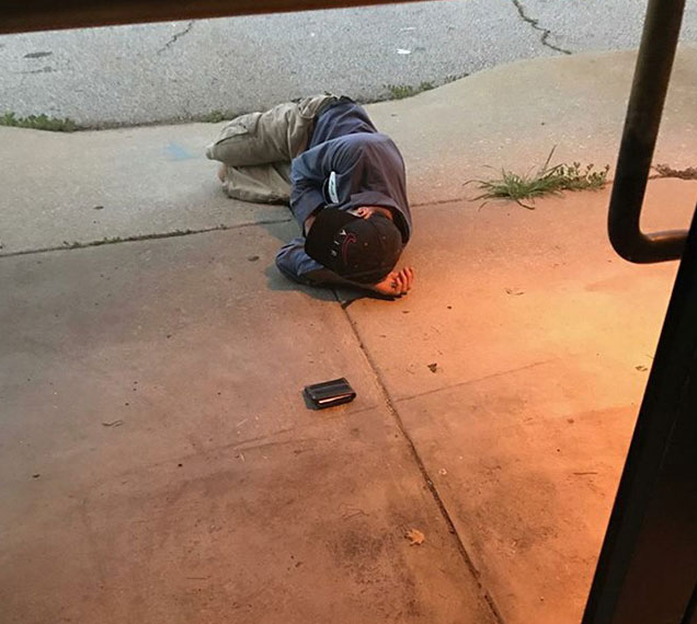  Κοιμόταν μέρες έξω από το καταφύγιο ζώων μήπως την ξαναβρεί