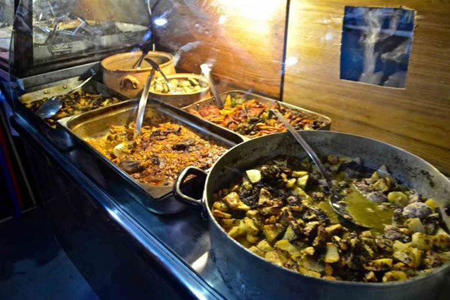 Από φαγητά υπάρχει μια βιτρίνα με πεντανόστιμα μαγειρευτά όπου πρωταγωνιστεί το κατσικάκι της Κέρου
