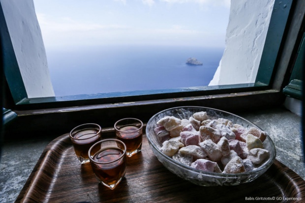 Με φόντο το απέραντο γαλάζιο