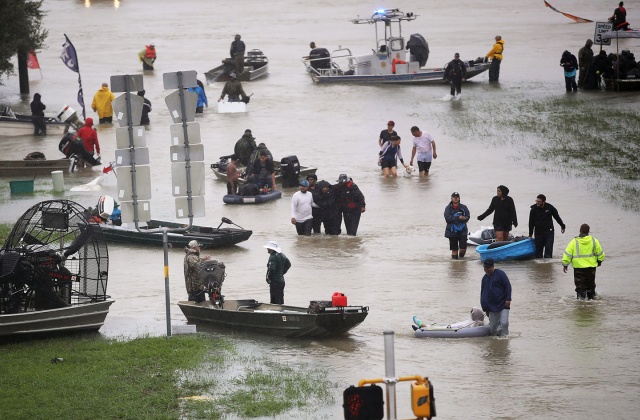 Πολίτες περπατούν σε έναν πλημμυρισμένο δρόμο καθώς εκκενώνουν τα σπίτια τους αφού η περιοχή κατακλυζόταν με πλημμύρες από τον τυφώνα Harvey στις 28 Αυγούστου 2017 στο Χιούστον Πολίτες περπατούν σε έναν πλημμυρισμένο δρόμο καθώς εκκενώνουν τα σπίτια τους αφού η περιοχή κατακλυζόταν με πλημμύρες από τον τυφώνα Harvey στις 28 Αυγούστου 2017 στο Χιούστον