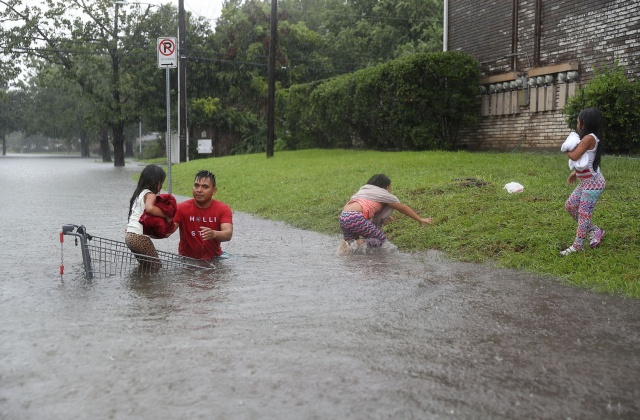 Διασωθέντες βρίσκουν στεριά Διασωθέντες βρίσκουν στεριά