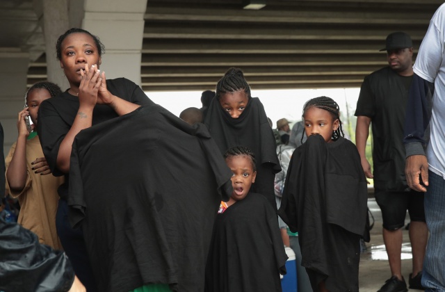 Άνθρωποι σε ένα καταφύγιο αφού διασώθηκαν από πλημμυρισμένη γειτονιά Άνθρωποι σε ένα καταφύγιο αφού διασώθηκαν από πλημμυρισμένη γειτονιά