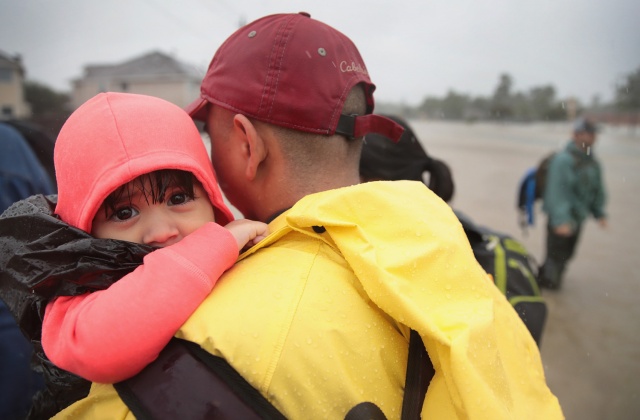 Πολίτες προσπαθούν να διαφύγουν απο την πλημμυρισμένη τους γειτονιά Πολίτες προσπαθούν να διαφύγουν απο την πλημμυρισμένη τους γειτονιά
