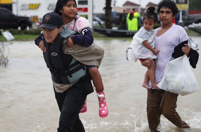 Διασώστρια βοηθάει οικογένεια Διασώστρια βοηθάει οικογένεια