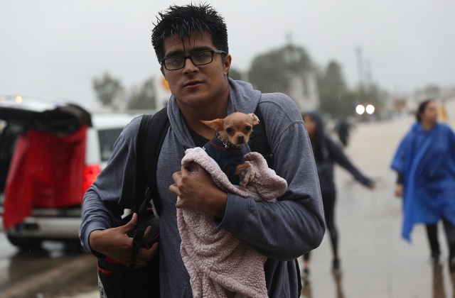 Πολίτες ψάχνουν το δρόμο τους για την ξηρά μετά την έξοδο από τα πλημμυρισμένα σπίτια τους Πολίτες ψάχνουν το δρόμο τους για την ξηρά μετά την έξοδο από τα πλημμυρισμένα σπίτια τους