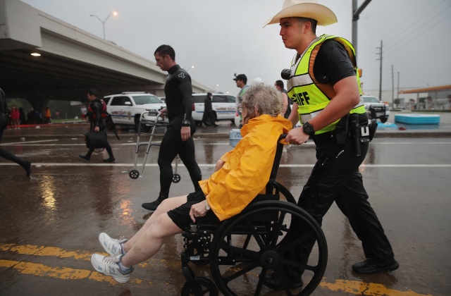Οι διασσωθέντες από πλημμυρισμένη γειτονιά Οι διασσωθέντες από πλημμυρισμένη γειτονιά