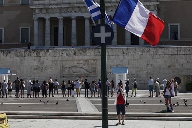 Σημαιοστολισμός για την άφιξη Μακρόν στην Αθήνα 