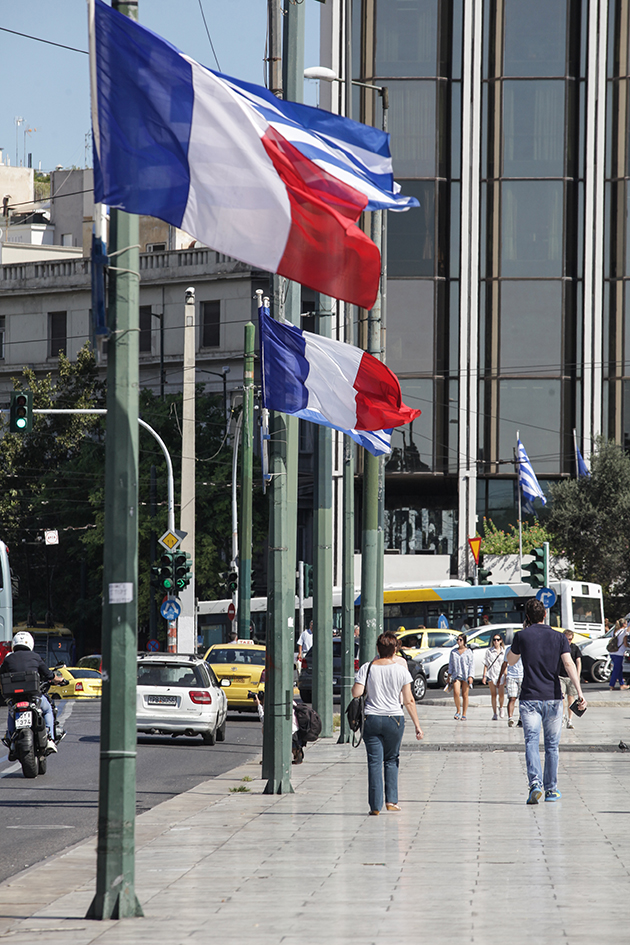 Σημαιοστολισμός για την άφιξη Μακρόν στην Αθήνα 