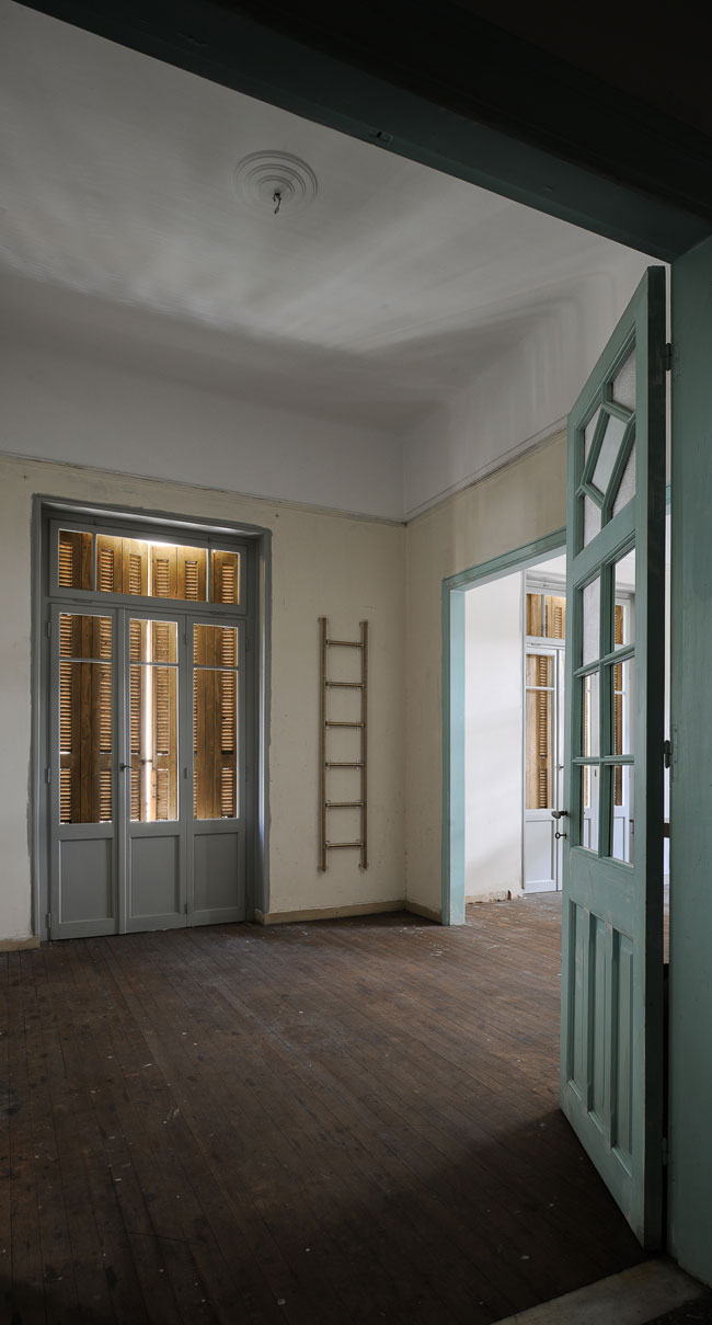 Ανδρέας Σάββα Ας σκαρφαλώσουμε (2001), 200 x 35 x 4cm πλεξιγκλάς, κέρματα των 100 δραχμών