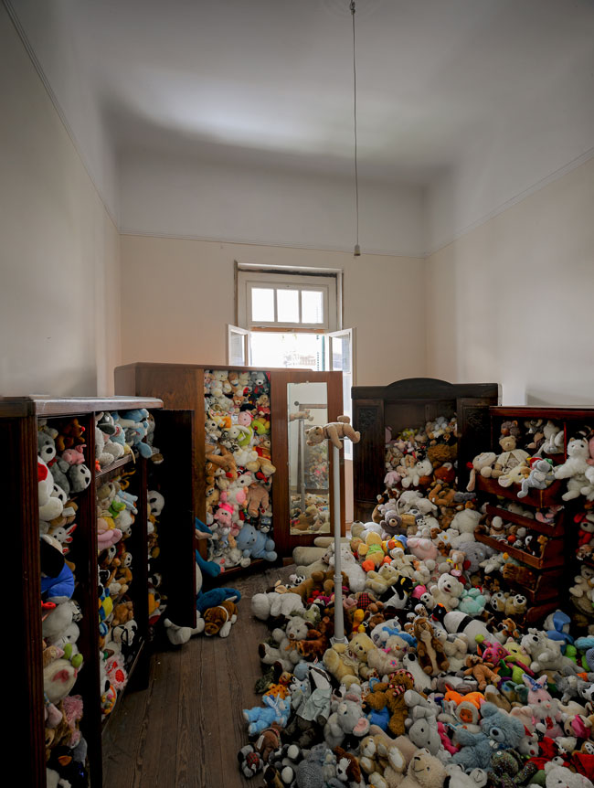 Μπέττυ Ζέρβα Τα παιχνίδια μου (2017), διαστάσεις μεταβλητές λούτρινα παιχνίδια, έπιπλα, ήχος