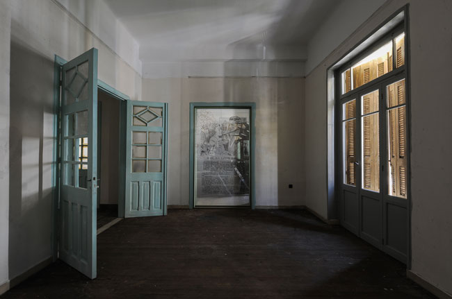 Δημήτρης Σκουρογιάννης Η Ευτυχία κάποτε θάρθη (2017), διαστάσεις μεταβλητές έπιπλα, ψηφιακή εκτύπωση σε μουσελίνα, ακρυλικό τούλι, βαμβακερές κλωστές