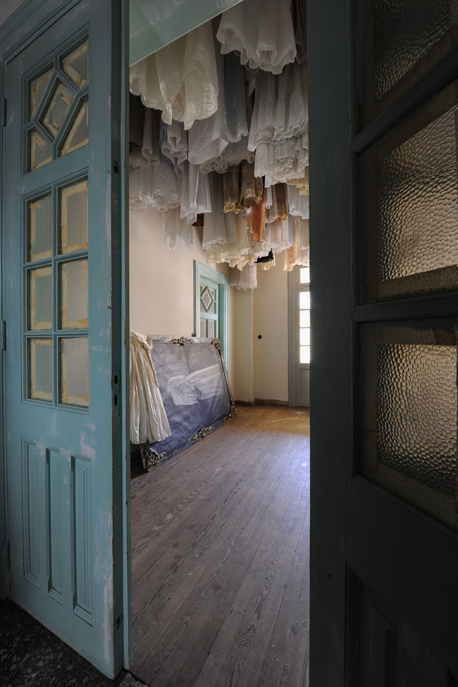 Ελένη Λύρα Περσεφόνη (2017), διαστάσεις μεταβλητές ψηφιακή φωτογραφία επιζωγραφισμένη, ξύλο, ενδύματα