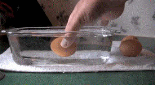 Τα αυγά που δεν είναι φρέσκα, επιπλέουν όταν τα βάλεις σε ένα μπολ με νερό