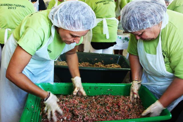 Παρασκευή της γέμισης για τα γιαπράκια