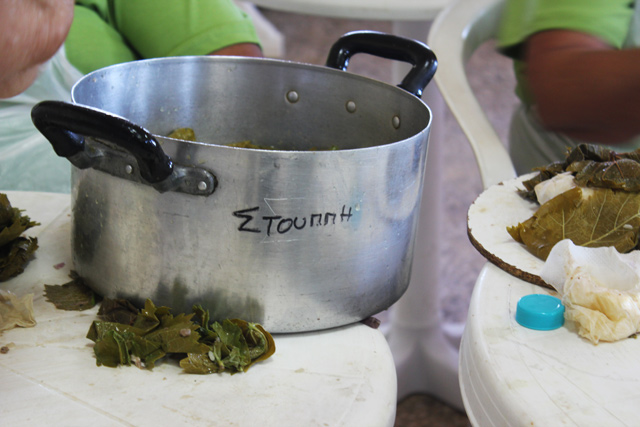 Κάθε γυναίκα γράφει το όνομά της πάνω στην κατσαρόλα της. Μετά τη γιορτή οι κατσαρόλες θα επιστρέψουν στις ιδιοκτήτριές τους.