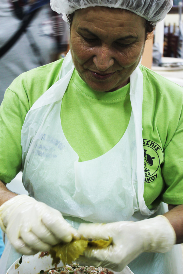 Φέτος οι γυναίκες της Σαλάκου ξεπέρασαν τον εαυτό τους. Έφτιαξαν 20.000 γιαπράκια, περισσότερα από κάθε άλλη φορά!