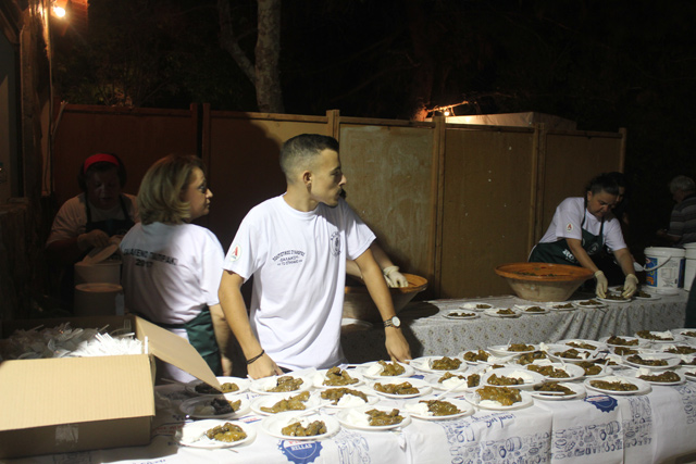 Στη γιορτή Γιαπρακιού η ουρά για ένα πιάτο γιαπράκια είναι τεράστια.