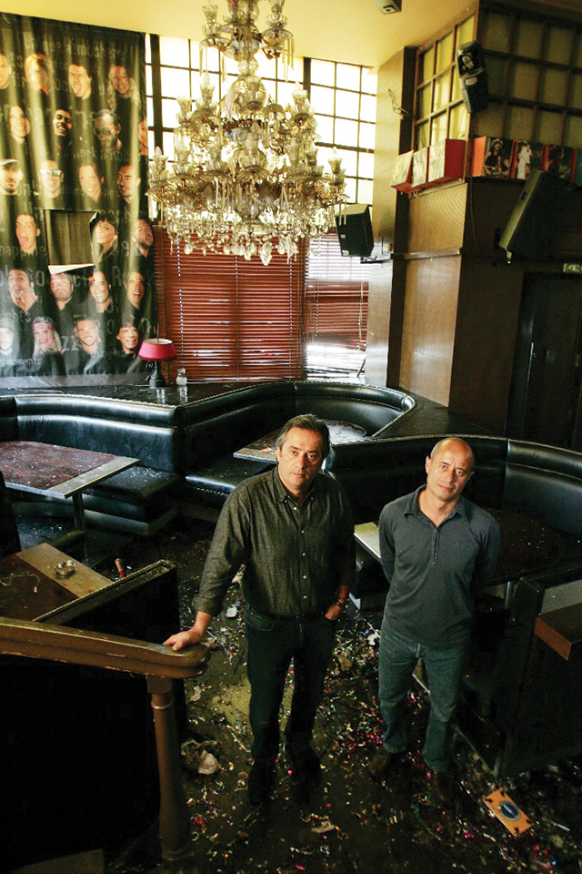 Αντρέας και Γιώργος Πιτσιλής, φωτογραφία του Κώστα Λακαφώση για το άρθρο της Λένας Παπαδημητρίου «Το τέλος του  Rock ‘n’ Roll» στο ΒΗΜΑ