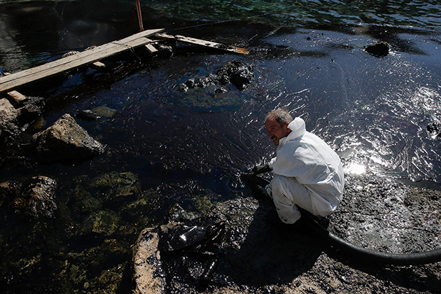 ΠΕΤΡΕΛΑΙΟΚΗΛΙΔΑ ΠΟΥ ΑΦΗΣΕ ΠΙΣΩ ΤΟΥ ΤΟ "ΑΓΙΑ ΖΩΝΗ ΙΙ" (EUROKINISSI / /ΣΤΕΛΙΟΣ ΜΙΣΙΝΑΣ) ΠΕΤΡΕΛΑΙΟΚΗΛΙΔΑ ΠΟΥ ΑΦΗΣΕ ΠΙΣΩ ΤΟΥ ΤΟ "ΑΓΙΑ ΖΩΝΗ ΙΙ" (EUROKINISSI / /ΣΤΕΛΙΟΣ ΜΙΣΙΝΑΣ)