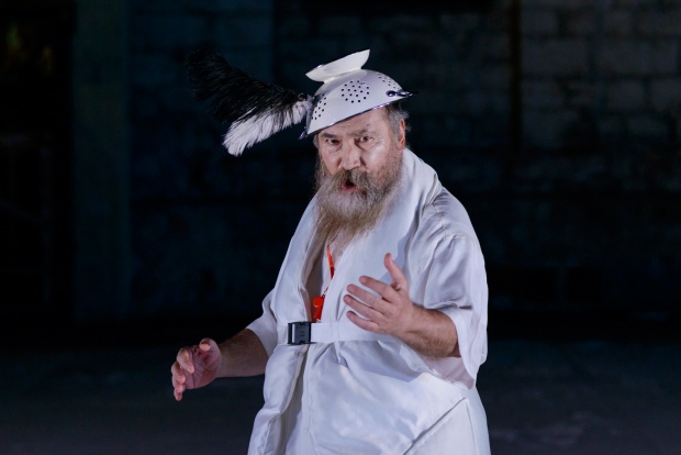 Ο Τζίμης Πανούσης στο ρόλο του Τρυγαίου στην «Ειρήνη» του Αριστοφάνη