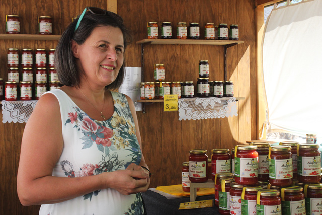 Η κυρία Μαργαρίτα φτιάχνει τουρσί και παραδοσιακά προϊόντα