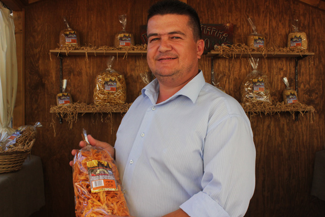 Ο κύριος Χαράλαμπος Τσάκωνας και τα υπέροχα ζυμαρικά του Ο κύριος Χαράλαμπος Τσάκωνας και τα υπέροχα ζυμαρικά του