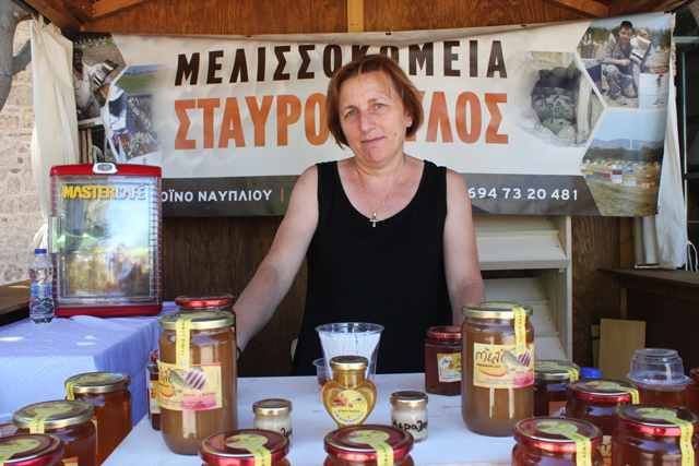 Η κυρία Γιάννα και ο άντρας της, Χρήστος παράγουν μέλι εδώ και 30 χρόνια Η κυρία Γιάννα και ο άντρας της, Χρήστος παράγουν μέλι εδώ και 30 χρόνια