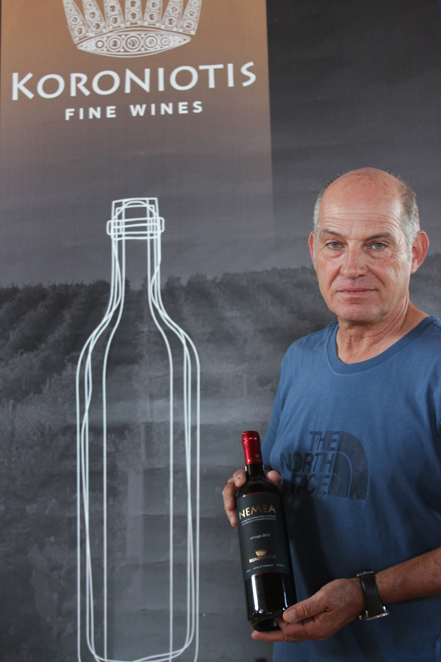 Ο κ. Κυριάκος Κορωνιώτης από την Οινοποιεία Κορωνιώτη Ο κ. Κυριάκος Κορωνιώτης από την Οινοποιεία Κορωνιώτη