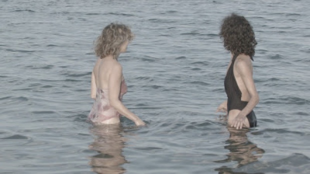 the symptom 08, «Τουρισμός» / Ραλλού Παναγιώτου, Kalypso Volume II, 2016, βίντεο, (still) 