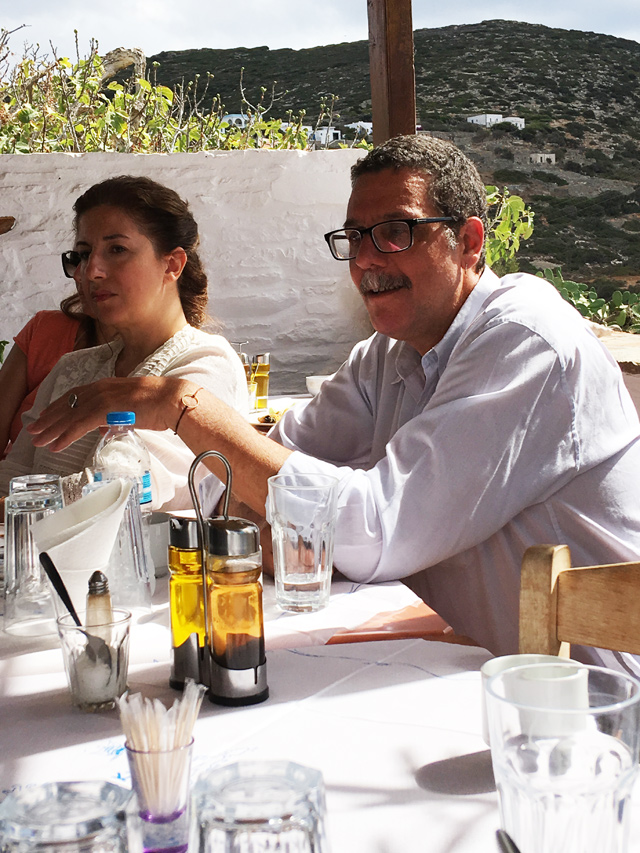 Ο Αθηναίος Αλέξανδρος Καλουτάς, πέντε χρόνια στην Αμοργό συλλέγει και συσκευάζει τα βοτάνια του νησιού. Ο Αθηναίος Αλέξανδρος Καλουτάς, πέντε χρόνια στην Αμοργό συλλέγει και συσκευάζει τα βοτάνια του νησιού.