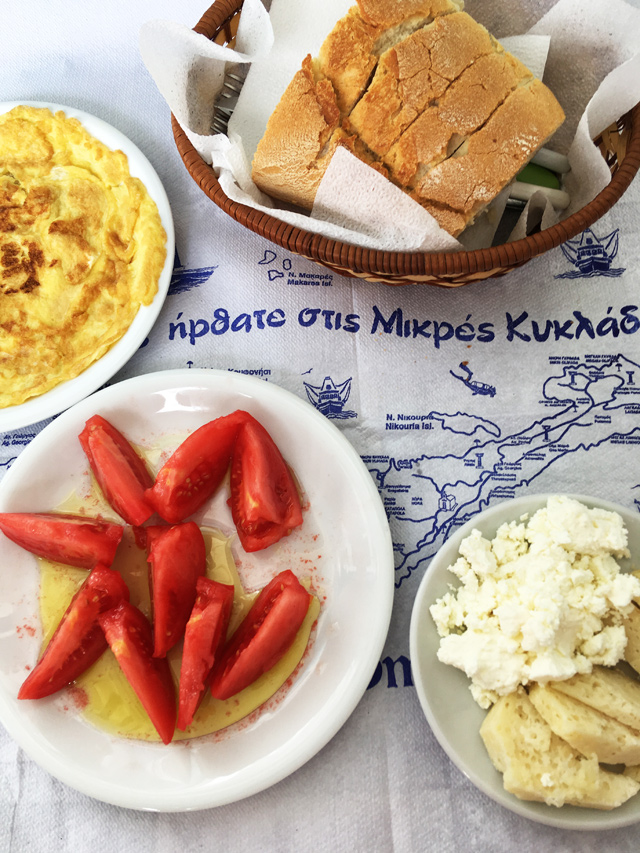 «Ελαφρύ» πρωινό στο θρυλικό καφενείο-πρακτορείο η Ναυτιλία, στα Κατάπολα. «Ελαφρύ» πρωινό στο θρυλικό καφενείο-πρακτορείο η Ναυτιλία, στα Κατάπολα.