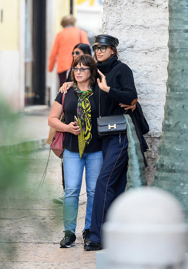 Ιρίνα Σάικ και Κέιτι Χολμς