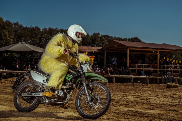 Έχεις δει ποτέ αγώνα μοτοσικλετών με αναβάτες – δεινόσαυρους;
