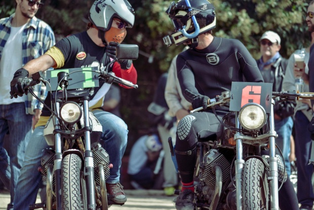 Έχεις δει ποτέ αγώνα μοτοσικλετών με αναβάτες – δεινόσαυρους;