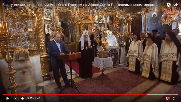 Βλέπουμε ξεκάθαρα πως ο «αόρατος» μοναχός δεν περνάει μέσα από τους άλλους μοναχούς, αλλά πίσω τους και κατόπιν πίσω από την εικόνα και το τέμπλο, βγαίνοντας ουσιαστικά από το πλάνο. Βλέπουμε ξεκάθαρα πως ο «αόρατος» μοναχός δεν περνάει μέσα από τους άλλους μοναχούς, αλλά πίσω τους και κατόπιν πίσω από την εικόνα και το τέμπλο, βγαίνοντας ουσιαστικά από το πλάνο.