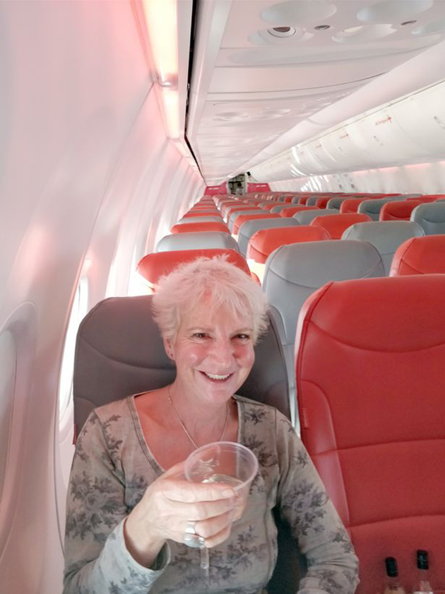 Η αξέχαστη πτήση της 57χρονης Κάρον Γκριβ έχει γίνει viral στα βρετανικά ΜΜΕ