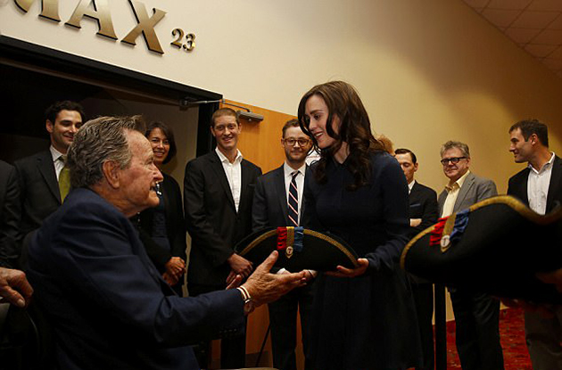 «Συγγνώμη» ζητά ο Τζορτζ Μπους από την ηθοποιό «Συγγνώμη» ζητά ο Τζορτζ Μπους από την ηθοποιό