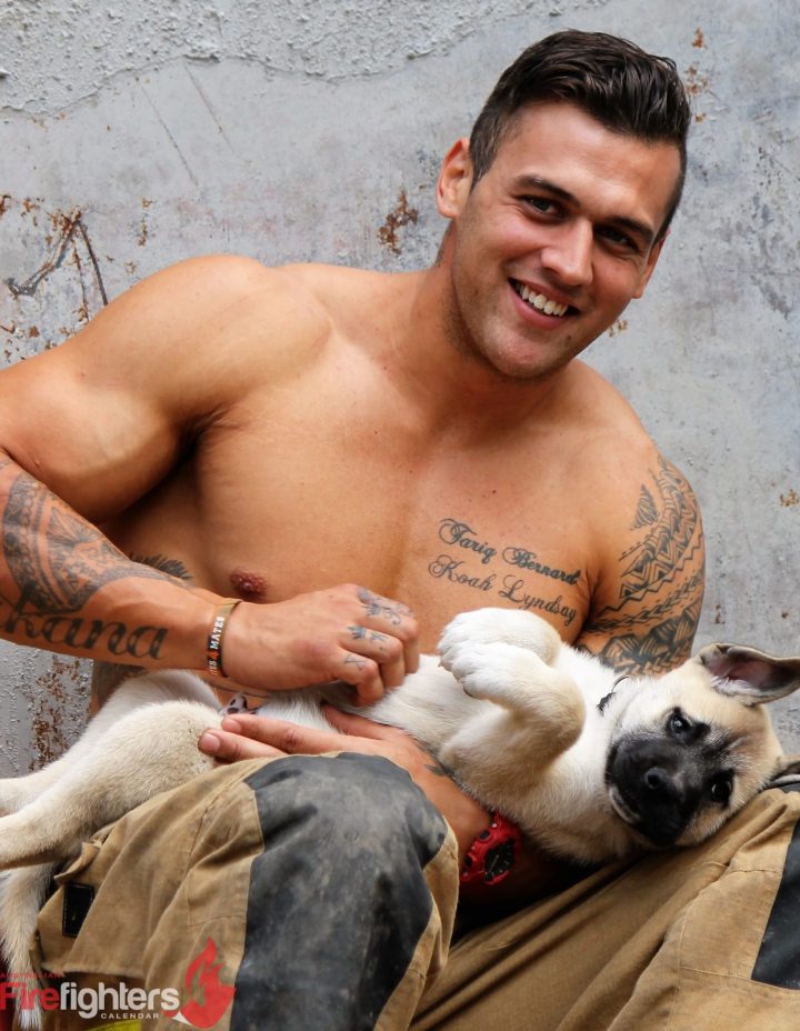 Γυμνοί πυροσβέστες αγκαλιά με κουταβάκια.