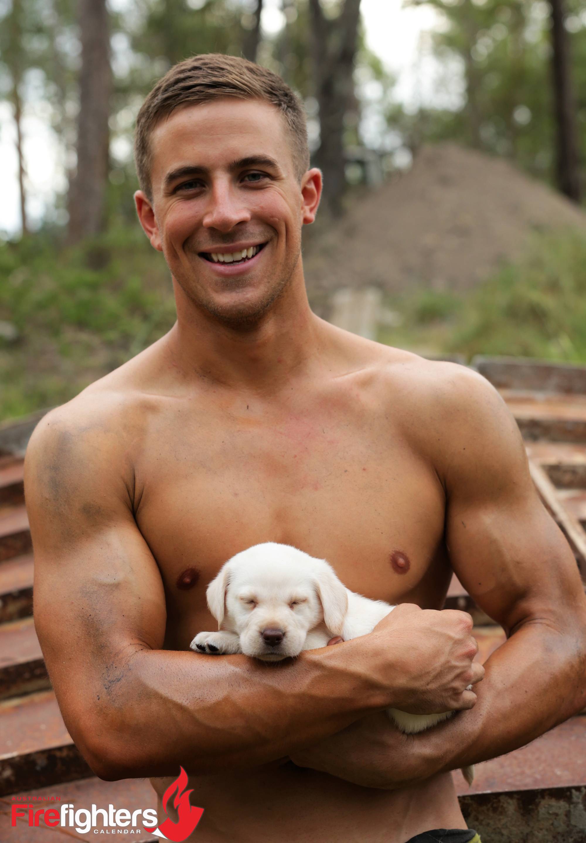 Γυμνοί πυροσβέστες αγκαλιά με κουταβάκια.