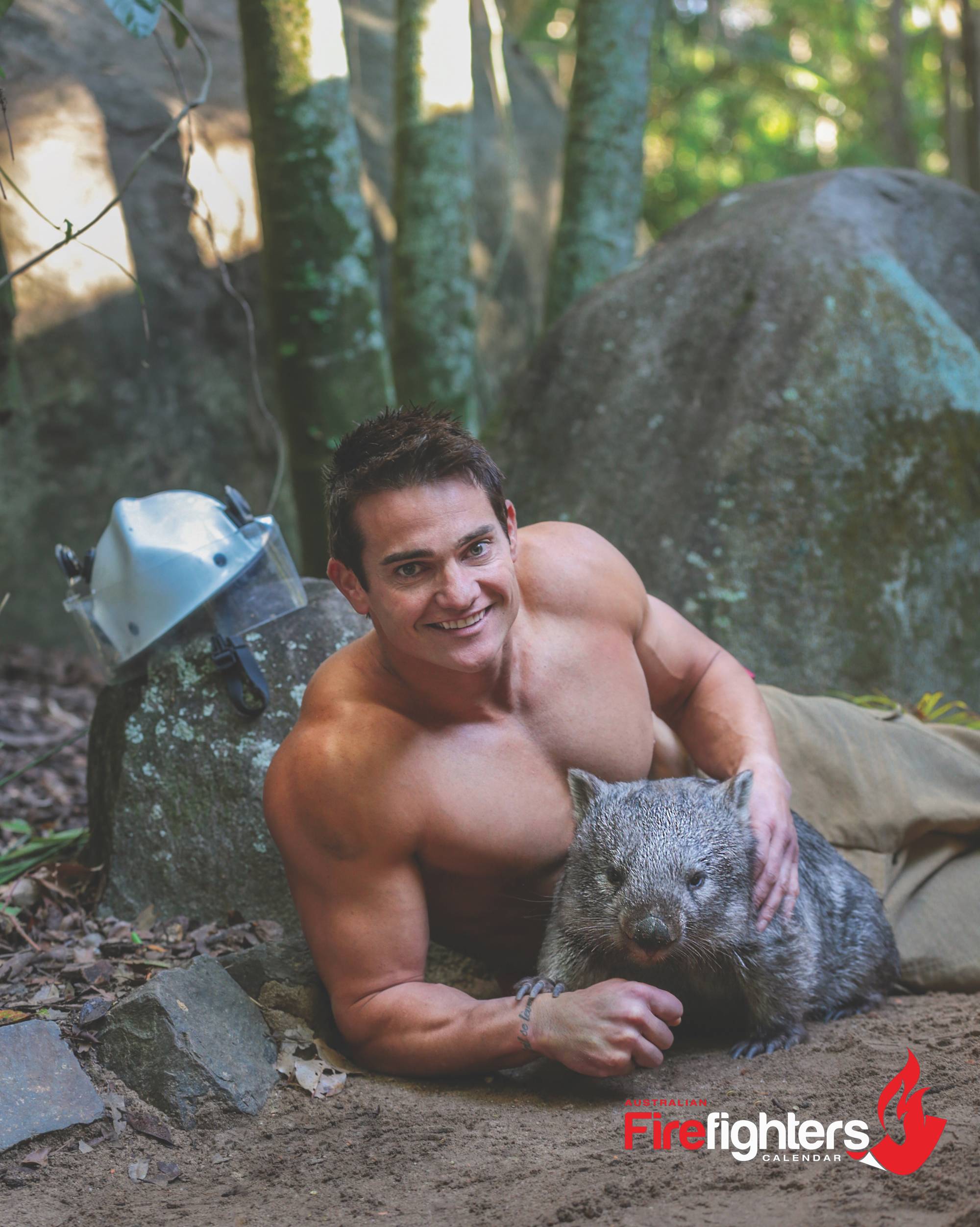 Γυμνοί πυροσβέστες αγκαλιά με κουταβάκια.