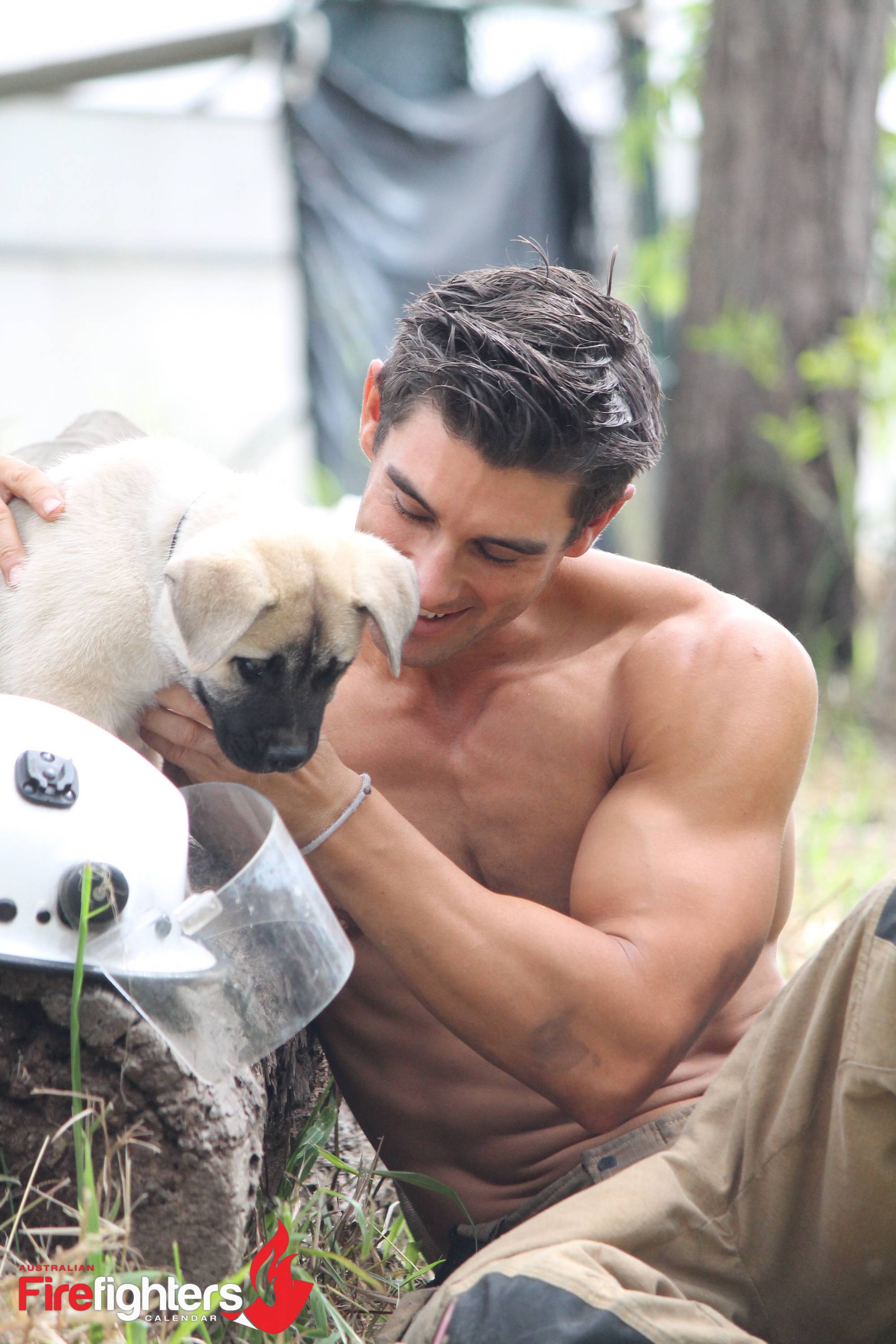 Γυμνοί πυροσβέστες αγκαλιά με κουταβάκια.