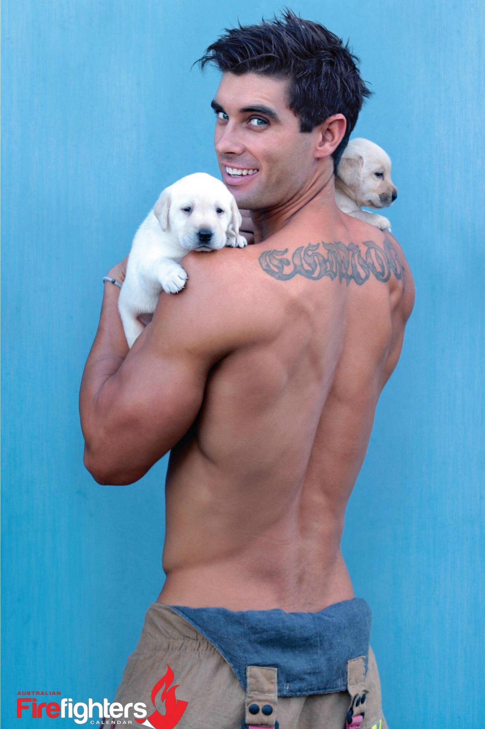 Γυμνοί πυροσβέστες αγκαλιά με κουταβάκια.