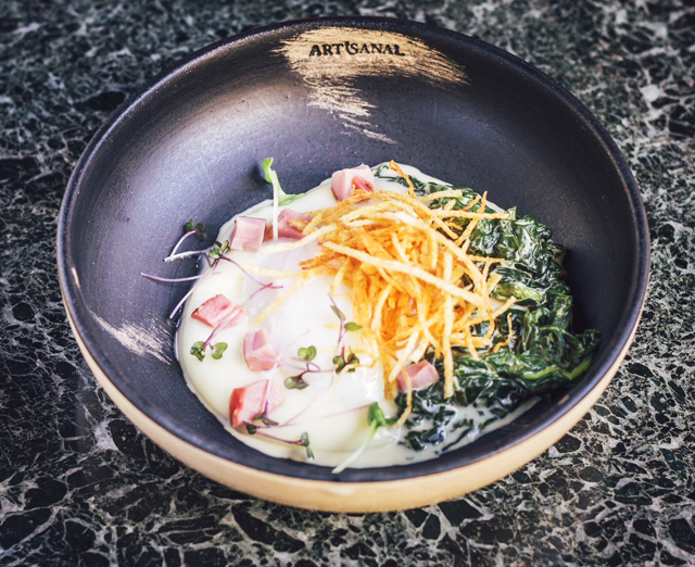 Βιολογικό αυγό με κρέμα πατάτας, σέσκουλα και απάκι